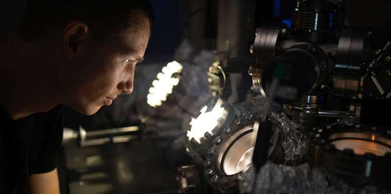 PhD student Stepan Kovarik in front of the vacuum chamber in which the samples for the experiment are produced. Credit: D-MATL / Kilian Dietrich, Maria Feofilova and Hasan Baysal An alternative way to manipulate quantum states